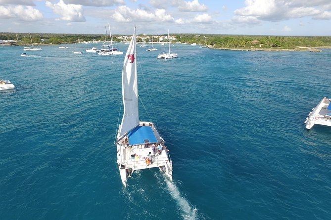 From Punta Cana: Saona Island & Altos de Chavon Day Trip with Lunch and Open Bar - Crowds, chairs, and the photo-and-souvenir pressure you can control
