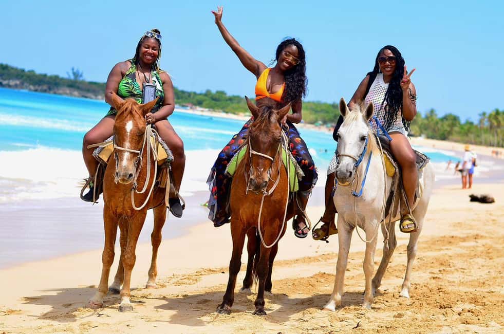 Punta Cana: Horseback riding on the beach with pickup - Meet the guides and how the riding works (Henry, Raul, and friends)