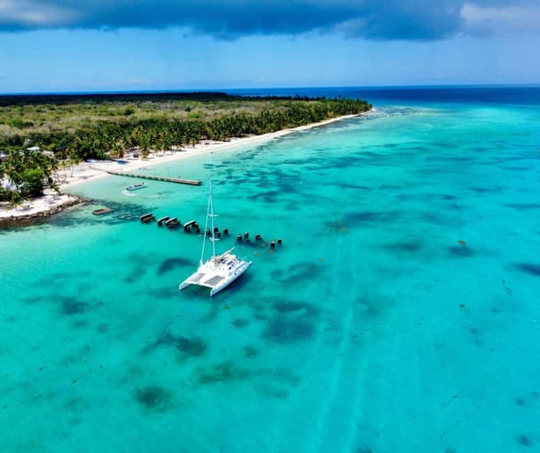 Saona island - Small group tour - Luxury catamaran - Saona beach, but with a head start: coconut shade and 1.5 hours to unwind