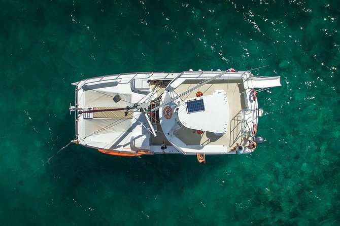 Small Group Snorkeling Cruise with Open Bar and Light Snacks - Food and drinks: light snacks plus real drink service